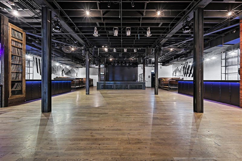 Commonwealth — photo 2