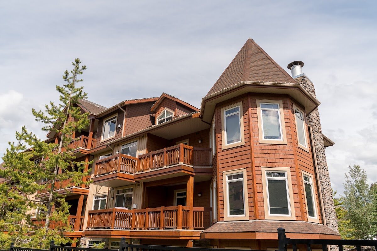 Falcon Crest Lodge by CLIQUE